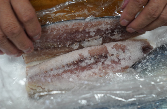 鯖・鮭を締める