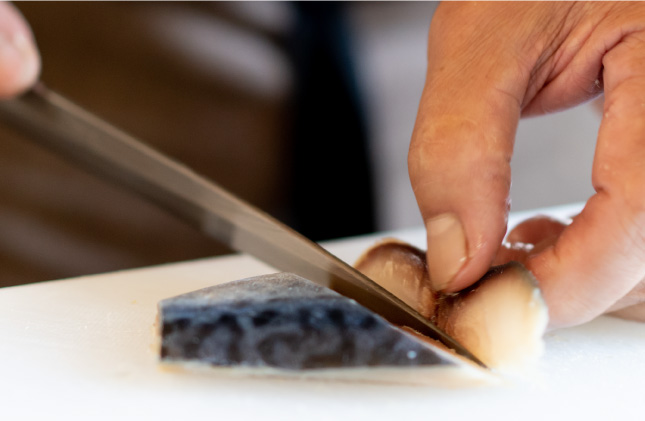 鯖・鮭を薄くスライスする