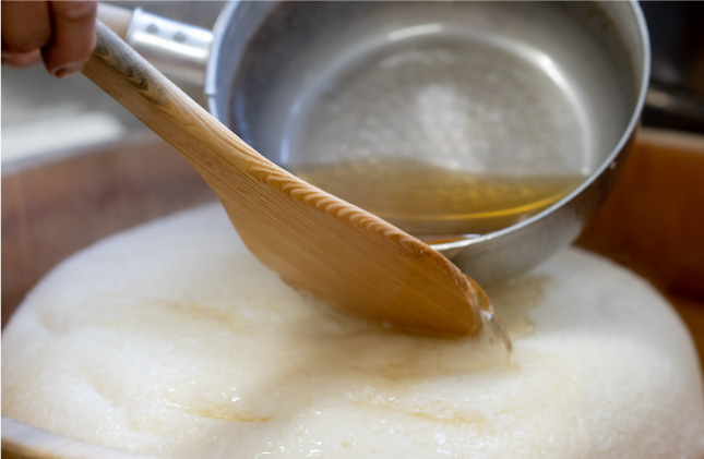 ご飯を炊き、酢を合わせる