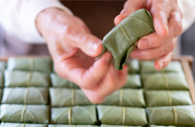 柿の葉で包み、木箱に詰める